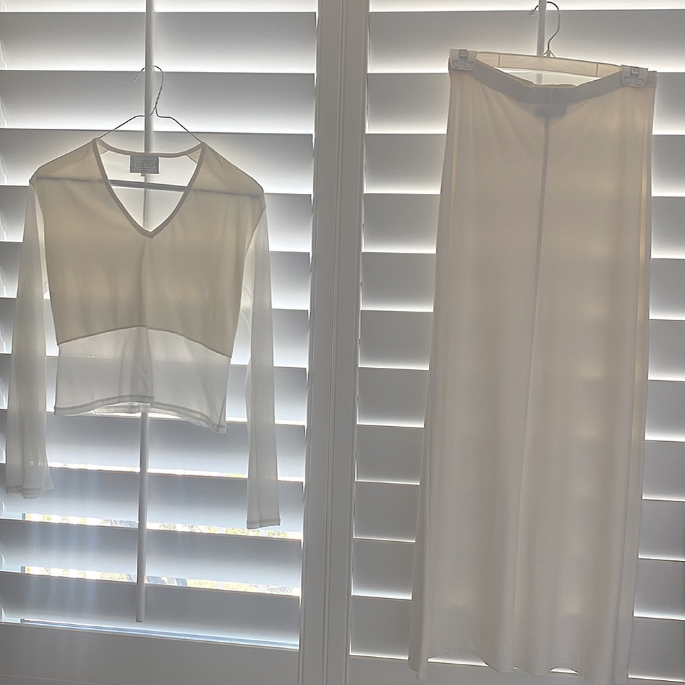 the top back is sheer,skirt it’s long.the size is large but it fits small.
